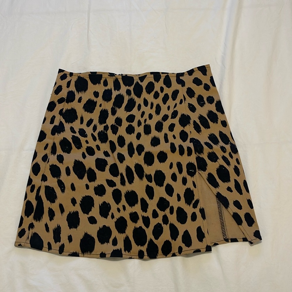 MOTEL - Cheetah Mini Skirt with Slit. Size S.